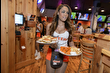 Mart ayında iflas eden Hooters, 30'dan fazla şube kapattı