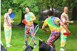 Brad Pitt ve Jimmy Fallon, Uptown Manhattan'daki Jimmy Fallon Show için renkli bir skeç çekti