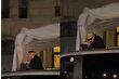 Lady Gaga Paris'te hayranlarını selamladı