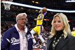 Buss Ailesi, NBA takımı LA Lakers'ın çoğunluk hissesini 10 milyar dolara Dodgers'ın sahibi Mark Walter'a satmayı kabul etti