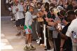 Pharrell, Louis Vuitton defilesinde Beyoncé'ye podyumdan çanta hediye etti