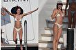 'Grinin 50 Tonu'nun yıldızı Dakota Johnson Ibiza'da kız kıza tatilde