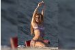 Shakira'nın püsküllü bikinisiyle plaj keyfi