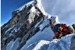 Everest Dağı’nda kar fırtınasında mahsur kalan 880 kişi günler süren operasyonla kurtarıldı
