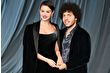 Selena Gomez ve Benny Blanco Giorgio Armani kadife takımlarıyla galada