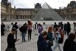 Mücevher soygunu şoku sonrası Paris'teki Louvre Müzesi yeniden açıldı