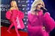Rita Ora, Londra'daki ödül gecesinde pembe renk stili ile poz verdi