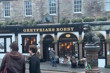 Edinburgh'taki 'Greyfriars Bobby' heykeli ziyaretçilerin ilgisini çekiyor