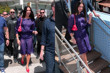 Dua Lipa Cannes'da Ferragamo elbisesiyle rengarenk