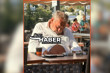 Türk televizyon tarihine damga vuran Reha Muhtar'ın son hali Bodrum Türkbükü'nde bir fotoğraf karesine yansıdı