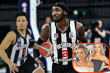 Bodrum'da teknede sevgilileriyle tatil yapan basketbolcular Jonah Mathews ve Devon Dotson'ın markete borçlarını ödemeden kaçtığı iddia edildi