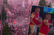 Londra’da yüzbinlerce kişi Arsenal’in Premier Lig şampiyonluğunu karnaval havasında kutladı, Fethiye’de ise yumruklar konuştu