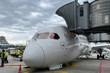 Lufthansa'ya ait Boeing 787 uçağının ön iniş takımı yolcu almaya hazırlanırken çöktü