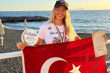 İzmirli ultra maraton yüzücüsü Eda Savcıgil, Capri-Napoli yarışını kazanarak parkur rekorunu kırdı