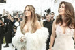 Jennifer Lopez, uzun süre sonra kız kardeşi Lynda Lopez ile Paris Moda Haftası'nda görüntülendi