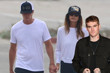 Evlat acısından üç hafta sonra Cindy Crawford ve Rande Gerber çiftinden el ele yürüyüş kareleri