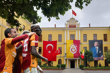 Galatasaray'ın dün geceki Fenerbahçe galibiyetinin ardından Galatasaray Lisesi bugün 'Yıl 1905'te sen geldin dünyamıza' marşıyla derslere başladı