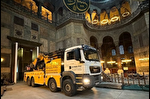 Vinç taşıyan kamyonla Ayasofya'ya girildi
