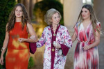 İspanya kraliyet tahtının varisi Prenses Leonor ve kardeşi Sofia, yaz resepsiyonundaki şıklıklarıyla dikkat çekti