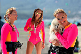 Pınar Altuğ kitesurfte gençlere taş çıkarttı