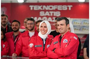 Selçuk Bayraktar ve Sümeyye Erdoğan'dan TEKNOFEST pozu