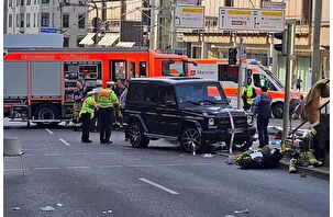 Stuttgart'ta bir araç kalabalığın arasına daldı