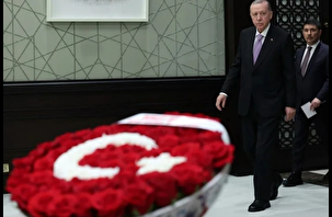 Bahçeli'den Kabine toplantısına Türk bayraklı çiçek