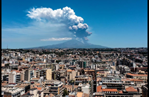 Etna Yanardağı patladı, kırmızı kod ilan edildi
