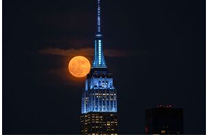 New York'ta gökdelenler arasında 'Çilek dolunayı'