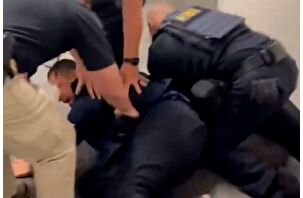 ABD'de bakana soru sormak isteyen senatöre ters kelepçe