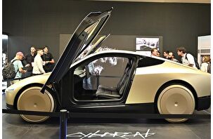 Musk'ın sürücüsüz taksi hizmeti sunacak aracı Cybercab, VivaTech'te görücüye çıktı