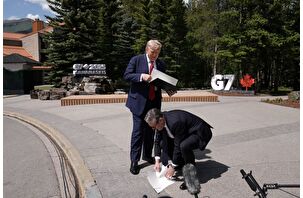 Trump, İngiltere ile yapılan ticaret anlaşmasının belgelerini düşürdü