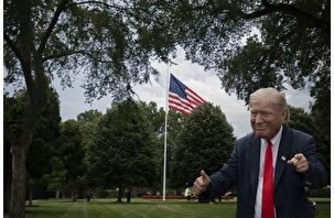 Trump, şahsi fonlarıyla satın aldığı dev bayrak direğini Beyaz Saray'ın çimlerine dikti