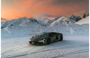 Lamborghini'nin ilk HPEV hibrit süper spor otomobili Revuelto, gücünü hareketsizken de hissettiriyor