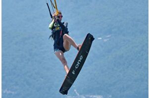 Oyuncu Ayça Varlıer, Akyaka'da kitesurf keyfinde