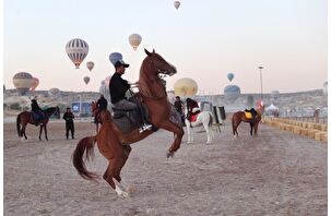 "Kapadokya At ve Atçılık Kültürü Festivali"nde karayı atlar havayı balonlar süsledi