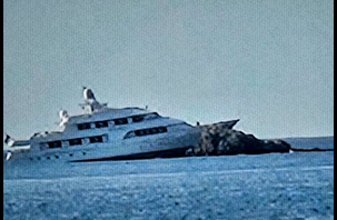 30 metrelik yat Bodrum'da kayalıklara çıktı