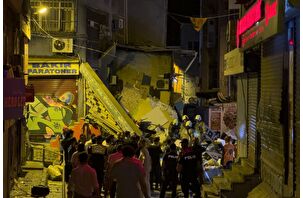 Beyoğlu'nda iki katlı bina patlamanın ardından çöktü