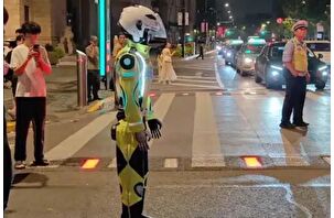 Şanghay'da Bund sahilinde robot trafik polisi görev yapıyor
