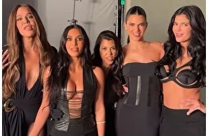Kardashian-Jenner Kardeşler, anneleri Kris Jenner ile birlikte
