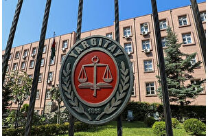 Yargıtay: Banyodaki kadını izlemek taciz değil