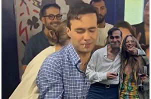 Sarıkaya'dan Demir'e konser çıkışı sarılmalı kutlama