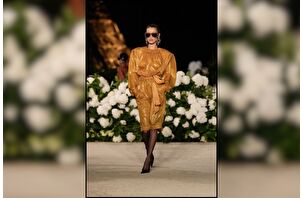 Paris Moda Haftası'ndaki Saint Laurent defilesinde Bella Hadid boy gösterdi