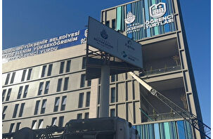 Fulya'da devrilen inşaat vinci öğrenci yurduna girdi