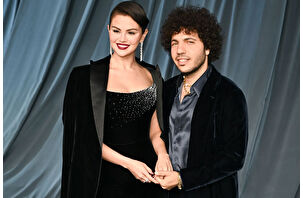 Selena Gomez ve Benny Blanco Giorgio Armani kadife takımlarıyla galada