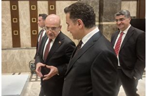 Şimşek ve Babacan'dan resepsiyonda ayak üstü sohbet