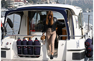 Nazlı Sabancı tekneyle Bebek'e demirledi