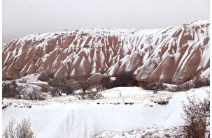 Kapadokya'da mevsimin ilk karı güzel görüntüler oluşturdu