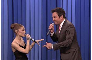 Ariana Grande, The Tonight Show'da Jimmy Fallon ile birlikte 'APT' şarkısını söyledi