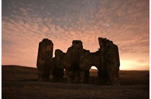 Tarihi Üçayak Kilisesi yıldızların altında etkileyici görüntüler oluşturdu